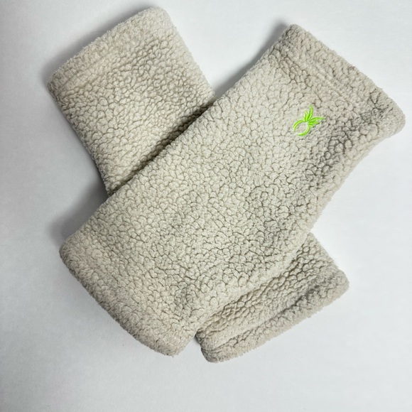 🧣🧤 Dudley Stephens Sherpa Larkspur Scarf & Glove Set – Oatmeal - Picture 7 of 15